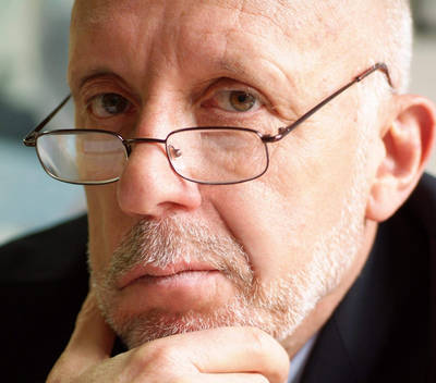 Professor Uwe Neis von der Technischen Universität Hamburg-Harburg sorgt für chlorfreien Schwimmspaß