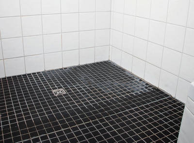 Durchgeflieste Duschbereiche sind schwerer zu reinigen