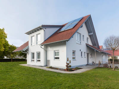 Eine Solarthermie passt auf jedes Dach: Unterschiedliche bauliche Gegebenheiten spielen bei der Installation der Kollektormodule im Prinzip keine Rolle