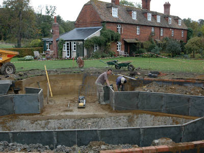 Will Woodhouse von der renommierten Gartenbaufirma aus Cambridge realisierte mit Biotop gleich zwei Schwimmteich-Projekte
