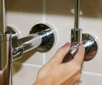 Die effektiven Wassersparinstrumente können an jedem Waschplatz in Küche, Bad und Gäste-WC installiert werden: Wird mit den Eckregulierventilen der Volumenstrom sparsam eingestellt, so zeigt sich das Ergebnis in einer deutlichen Kostensenkung für Wasser, Abwasser und Energiekosten