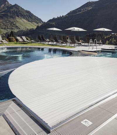 Das Hotel Alpenblume in Österreich hat sich für eine Poolabdeckung von WaterBeck entschieden, Foto: WaterBeck GmbH