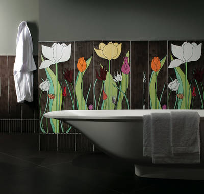 Elegant blühen die handgemalten Tulpen auf den Fliesen im großartigen Format von 20 mal 100 Zentimeter
