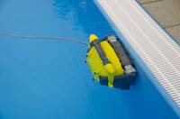 Das Poolbecken wird blitzblank mit einem elektrischen Reiniger wie AquaCat von dinotec