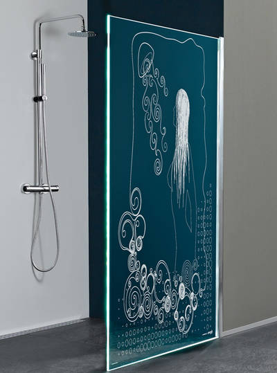 Mit unterschiedlichen Motiven und LEDs sorgt die Laserdesign-Glasdusche von Glamü für attraktive Lichtblicke im Bad
