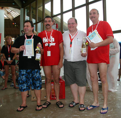 Rolf Auerbach (li.) und Holger Dahlmann (3. li.) gratulieren Uwe de Jongh und Bernd Metzner vom Team „Die Bedenkenträger“ zum 1. Platz