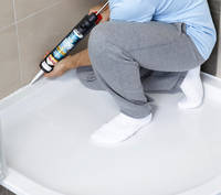Neue Fugen mit Pattex Express Silikon: Schon nach zwei Stunden kann wieder geduscht werden