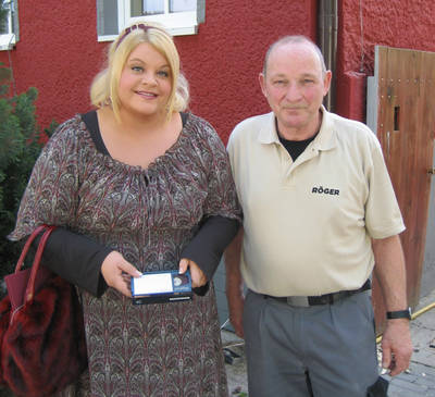Tine Wittler und Ulrich Georgi (Saunaexperte bei Röger)