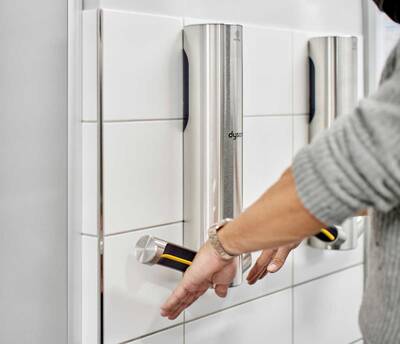 Moderne Jetstream-Händetrockner trocknen Hände hygienisch, schnell und abfallfrei