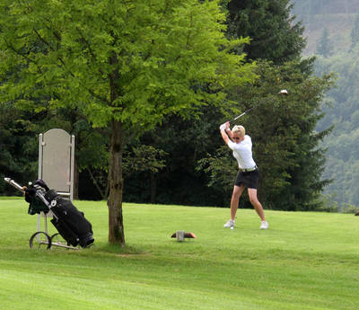 Sonja Zietlow beim Abschlag für den guten Zweck beim ersten Charity Golfturnier von Wellness Hotels