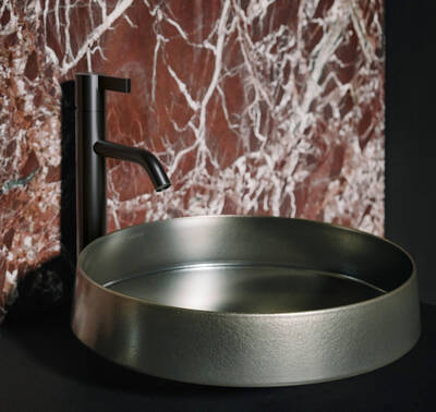 Der Premium-Waschplatz als Komposition aus Material, Form und Farbe: Der Waschtisch aus Vitreon Stahl verankert den Blick, die anderen Elemente führen ihn weiter