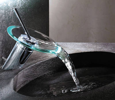 Hansamurano: ein sanfter Wasserschleier ergießt sich über eine gewölbte Glasschale