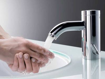 Die Kombination eines Klein-Durchlauferhitzers mit einer sensorgesteuerter Waschtisch-Armatur erhöht die Hygiene. Elektronische Armaturen gibt es mit Batterie oder für den 230 V-Netzanschluss