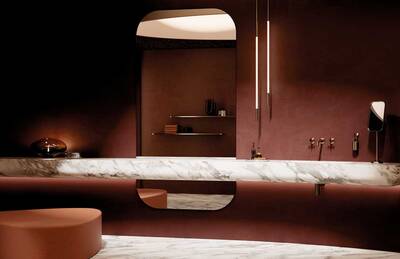 Dunkles Burgundy verleiht dieser Badarchitektur eine tiefe Ruhe und Wärme