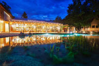 Eine 200 qm großer Naturteich bildet das Zentrum der Vorzeige-Anlage Garden-Village in Bled