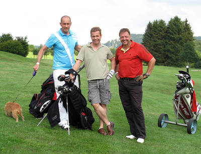 Mit von der Partie, von links: Sonja Zietlows Ehemann Jens Oliver Haas, Andreas Deimann vom Wellnesshotel Deimann in Schmallenberg und Jochen Behle