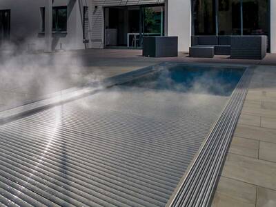 Mit einer Poolabdeckung von WaterBeck können Schwimmbad-Betreiber bis zu 80 Prozent der Energiekosten einsparen, denn der Solareffekt sorgt für die natürliche Erwärmung des Poolwassers. Dadurch können Außenpools bereits im Frühjahr genutzt werden