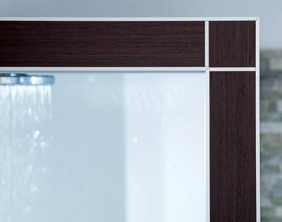 Die Tür der Duravit Dampfdusche St. Trop zeigt einen Bilderrahmen wie bei einem großen Gemälde