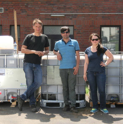 (v.l.) Professor Rainer U. Meckenstock, Dr. Sadjad Mohamadian und Dr. Beate Krok am Sanierungsstandort im Kölner Raum. In den Kanistern befinden sich die speziellen Eisenoxid-Nanopartikel, die sie in das wasserführende Gestein injizieren (Foto: UDE)