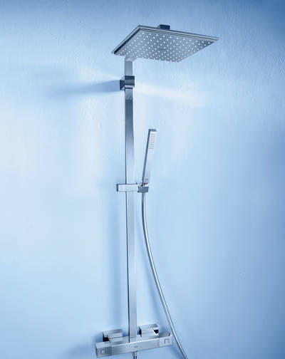 Der extra breite Auslauf der Grohe Grohtherm Cube befüllt die Wanne wie aus einem majestätischen Wasserfall