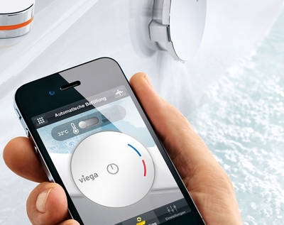 Badevergnügen via WLAN: Alle Multiplex Trio E-Wannenarmaturen lassen sich ab sofort mit der neuen App von Viega auch mobil aus der gesamten Wohnung steuern