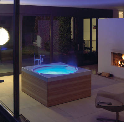 Für Badeträume mit Whirlsystem und Farblicht