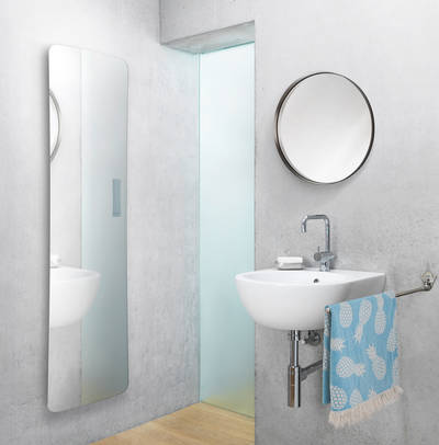 Wirkt wie ein schwebender Spiegel: Runtal Folio Glass Designheizkörper mit leicht taillierter Silhouette