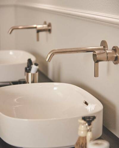 Sie besteht aus einer Reihe von Waschbecken sowie einer eleganten Badewanne