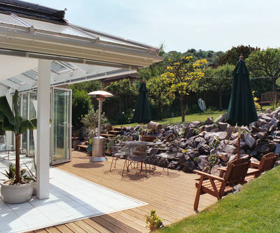 Dank Schiebe- oder Faltelementen ist das Sunflex-Terrassendach so offen wie gewünscht