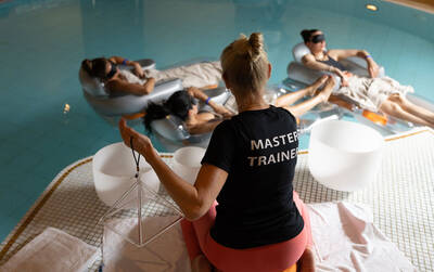 David Lloyd Meridian bietet das SPIRIT Floating Sound Bath – ein meditatives Klangbad auf warmem Wasser