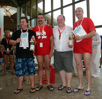 Rolf Auerbach (li.) und Holger Dahlmann (3. li.) gratulieren Uwe de Jongh und Bernd Metzner vom Team „Die Bedenkenträger“ zum 1. Platz