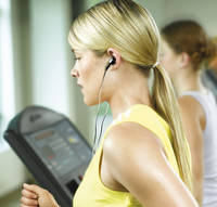 Durch die ergonomische Passform bleiben die Headphones zuverlässiger an Ort und Stelle als die meisten konventionellen Ohrhörer