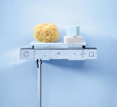 Passend zur Grohe Cube Wannen- und Brausebatterie gibt es die praktische Grohe EasyReach™ Ablage