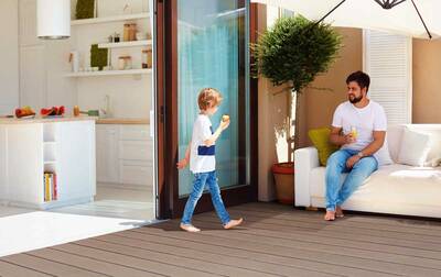 Die Terrassendielen sind rutschfest, pflegeleicht und die angenehme und fußfreundliche Oberfläche ist splitter- und spaltfrei – hier kann man sorgenfrei Barfußgehen