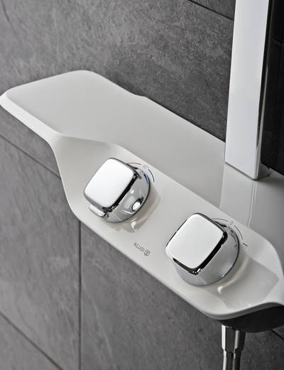 Die wärmeisolierte Regeleinheit der „Cockpit Discovery“ von Kludi dient als praktische Ablagefläche fürs Duschequipment