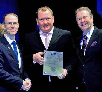 Die Preisverleihung: (von links) Dietmar Rogg (bsw-Präsident), Jan Koll (Koll-Schwimmbad), Bert Granderath (bsw-Vizepräsident)
