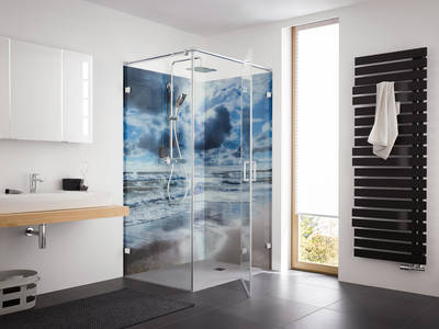 Auch individuelle Motive lassen sich mit RenoDeco-Platten von HSK auf Kundenwunsch realisieren
