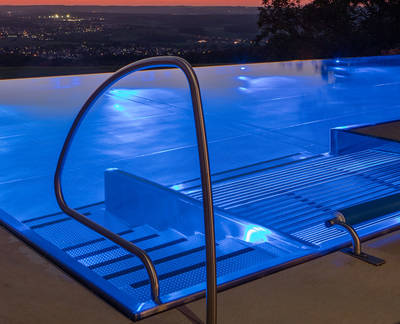 Für diese Hotel-Poolanlage mit gigantischem Ausblick erhielt das Schwimmbadbau-Fachunternehmen SSF.Pools by KLAFS den bsw-Award 2015 Silber