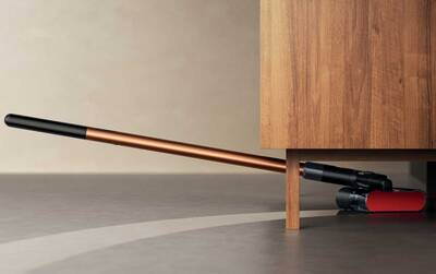 Er lässt sich bis zu 170° flachlegen, um unter niedrigen Möbeln zu reinigen und enge Stellen zu erreichen