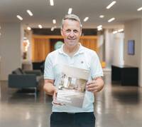 Sven Rensinghoff, Leiter Marketing und Produktmanagement bei Bette, mit dem neuen Brandbook. „Es zeigt, wie Design, Qualität, Nachhaltigkeit und Partnerschaft bei uns zusammenspielen.“