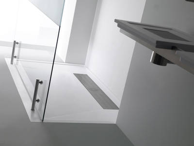 Duschböden und -wände aus der Serie Inox Project komplettieren die Waschbecken
