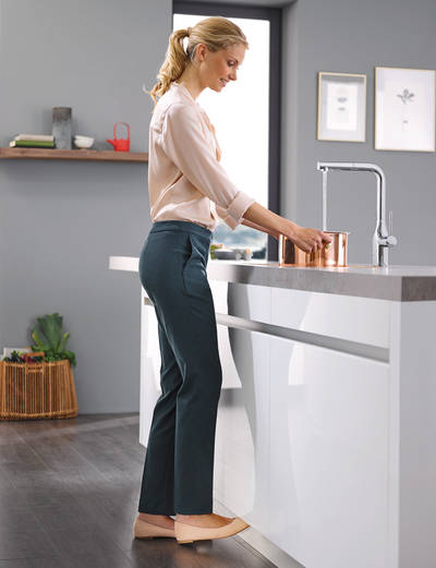 Die Armaturserien Essence mit ausziehbarer Dual-Brause und Profibrause K7 (großes bild oben) sind mit Grohe FootControl ausgestattet