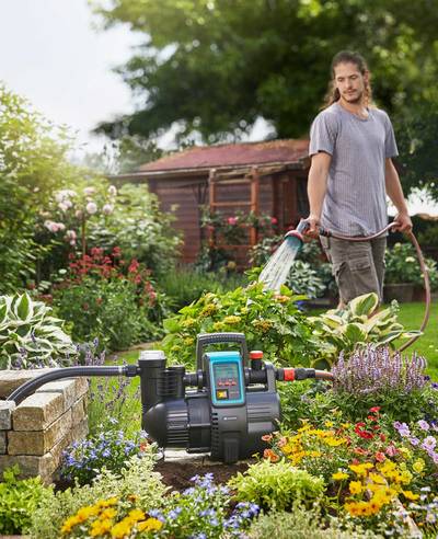 Regner, Brausen oder ein wassersparendes Tropfsystem - hier helfen Pumpen, um das Wasser aus Regentonnen, Brunnen oder Zisternen zu fördern