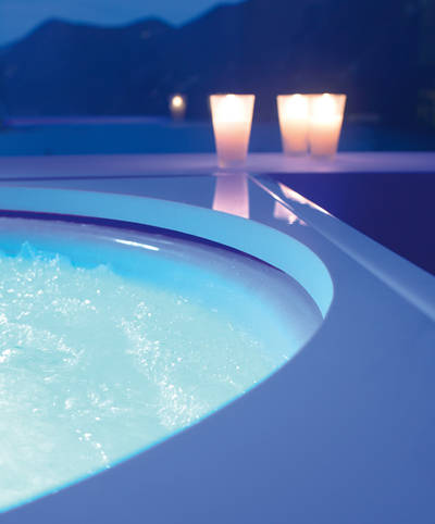 Mit 520 Liter Fassungsvermögen erlaubt die Poolwanne „Blue Moon“ den entspannenden Schwebezustand