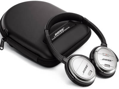 Die Headphones finden bequem in einer kleinen Tragetasche Platz