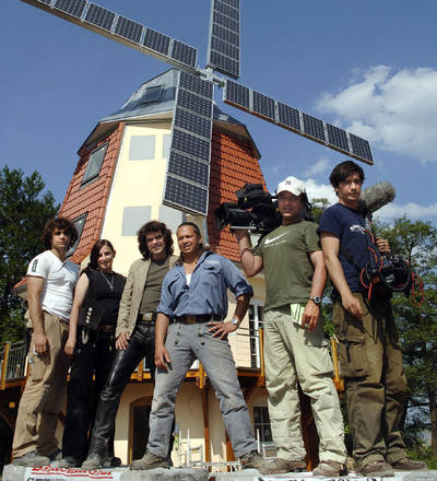 Bauen im Fernsehen: Ronny Meyer, Vanessa Conrad, Filipp Carini, und Marco Ruhs. Sie setzen bei den kreativen Badideen auf verlässliche Systemtechnik. Foto kabel eins