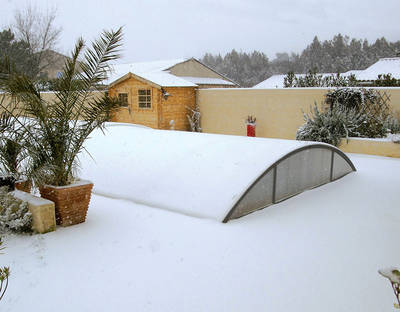 Poolspaß bis in den Herbst ermöglicht eine Überdachung von Abrisud, die übrigens auch wintertauglich ist