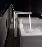 Der hohe Sockel ist ideal für moderne Becken und Waschschalen