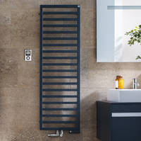 Der Design-Klassiker Zehnder Quaro sorgt in der Variante für Warmwasser- und Elektrobetrieb auch an kühlen Sommertagen für wohlige Wärme