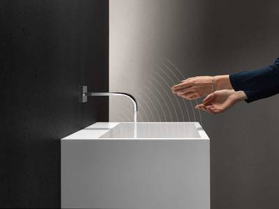 Basierend auf einer aktiven Bewegungserkennung kommt Dornbracht Touchfree ohne sichtbaren Sensor an der Armatur aus und ist mit allen Serien von Dornbracht kombinierbar